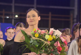 Justyna Joniak z kwiatami (photo)