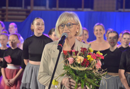 Aldona Ostrowska z kwiatami (photo)