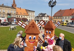 Pl. Rozstrzelanych - wiatraki rozdają flagi (photo)