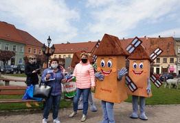 Pl. Rozstrzelanych - wiatraki rozdają flagi (photo)