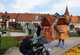 Pl. Rozstrzelanych - wiatraki rozdają flagi (photo)