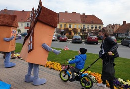 Pl. Rozstrzelanych - wiatraki rozdają flagi (photo)