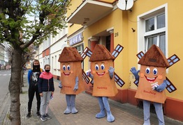 Pl. Rozstrzelanych - wiatraki rozdają flagi (photo)