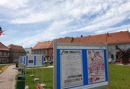 tablice z archiwalnymi artykułami Witryny Śmigielskiej na pl. Rozstrzelanych w Śmiglu (photo)