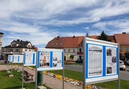 tablice z archiwalnymi artykułami Witryny Śmigielskiej na pl. Rozstrzelanych w Śmiglu (photo)