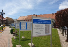 tablice z archiwalnymi artykułami Witryny Śmigielskiej na pl. Rozstrzelanych w Śmiglu (photo)