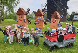 dzieci z śmigielskimi maskotkami przy wiatrakach  (photo)