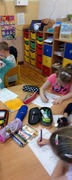 dzieci podczas zajęć opracowują karty zadań (photo)
