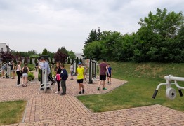 uczestnicy rajdu korzystają z siłowni plenerowej (photo)