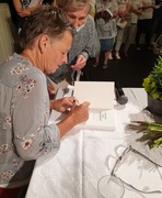 Pani Emilia podpisuje książki (photo)