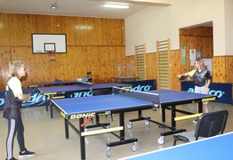 rozgrywki w tenisa stołowego w sali wiejskiej w Czaczu (photo)