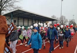 młodzież maszeruje na bieżni (photo)