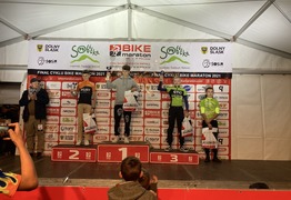zawodnicy na podium (photo)