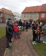 uczestnicy kolędowania przy stajence (photo)