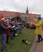 uczestnicy kolędowania przy stajence (photo)