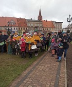 uczestnicy kolędowania przy stajence (photo)