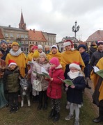 uczestnicy kolędowania przy stajence (photo)