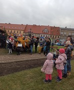 uczestnicy kolędowania przy stajence (photo)