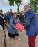 członkowie rodzin poległych podczas odsłonięcia pamiątkowej tablicy (photo)