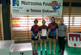 Aleksandra Przybylska, Zuzanna Wieczorek i Maria Żak z trenerem Danutą Strzelczyk (photo)