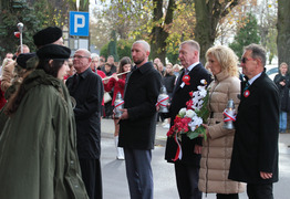 składanie wiązanek i zniczy pod tablicą hm. Łukomskiego (photo)