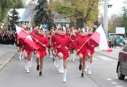 mażoretki - przemarsz ulicami miasta (photo)