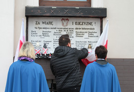 składanie zniczy pod tablicą rozstrzelanych  (photo)