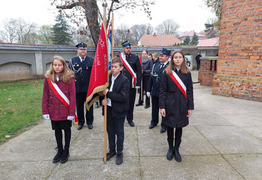 poczty sztandarowe przy kościele (photo)