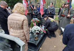 złożenie tabliczki na mogile  (photo)