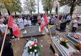 uczestnicy uroczystości na cmentarzu przy mogile powstańca (photo)