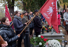 uczniowie z flagami powstańczymi nad mogiłą Stanisława Mocka (photo)