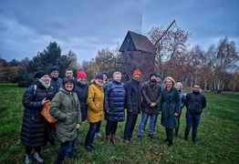 członkowie delegacji przy wiatrakach (photo)