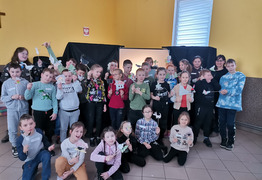 uczestnicy ferii podczas zajęć w sali wiejskiej w Starym Bojanowie (photo)