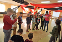 uczestnicy ferii podczas zajęć w sali wiejskiej w Starym Bojanowie (photo)