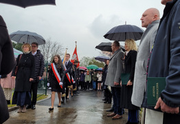 złożenie kwiatów pod tablicą przez uczniów (photo)