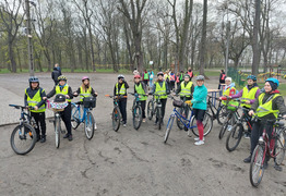 rowerzyści na placu w szkole w Czaczu (photo)