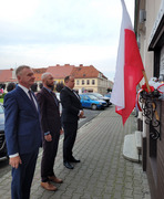 delegacja przed tablicą rozstrzelanych (photo)