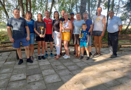 uczestnicy festynu z trofeami (photo)