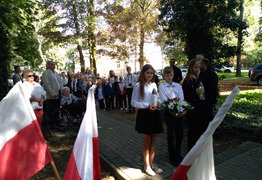 składanie zniczy i wiązanki przez uczniów szkoły (photo)