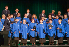 zdjęcie grupowe chóru na scenie, fot. za zgodą WZCHiO (photo)