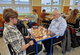 zawodnicy przy szachownicach (photo)