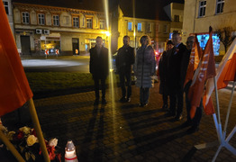 przedstawiciele śmigielskiego samorządu podczas złożeni (photo)