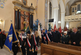 wprowadzenie sztandarów do kościoła przed mszą św. (photo)