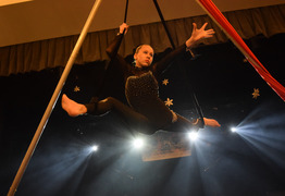 występ akrobatyki powietrznej na scenie (photo)