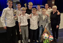 zdjęcie grupowe na scenie (photo)