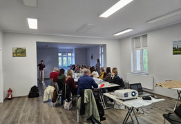 nauczyciele wraz ze szkoleniowcem podczas szkolenia (photo)