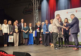 Dyrektor CK odbiera wyróżnienie na scenie (photo)