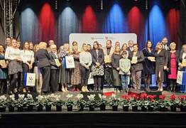 zdjęcie grupowe wyróżnionych na scenie (photo)