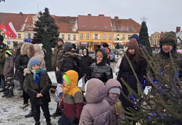 mieszkańcy zebrani na Pl. Rozstrzelanych obserwujący inscenizację (photo)