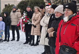 przedstawiciele samorządu oraz mieszkańcy zebrani na Pl. Rozstrzelanych obserwujący inscenizację (photo)